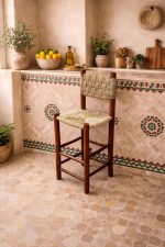 Marokkanischer Barhocker aus Lorbeerholz mit Palmblatt-Seil – handgefertigt