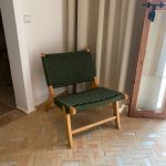 Loungesessel mit grünem Geflecht – Handgefertigter Walnussholzrahmen