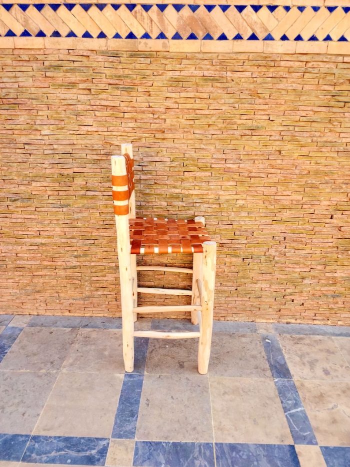 Marokkanischer Barhocker mit Lederlehne – handgefertigter Holz-Hocker – Bild 4