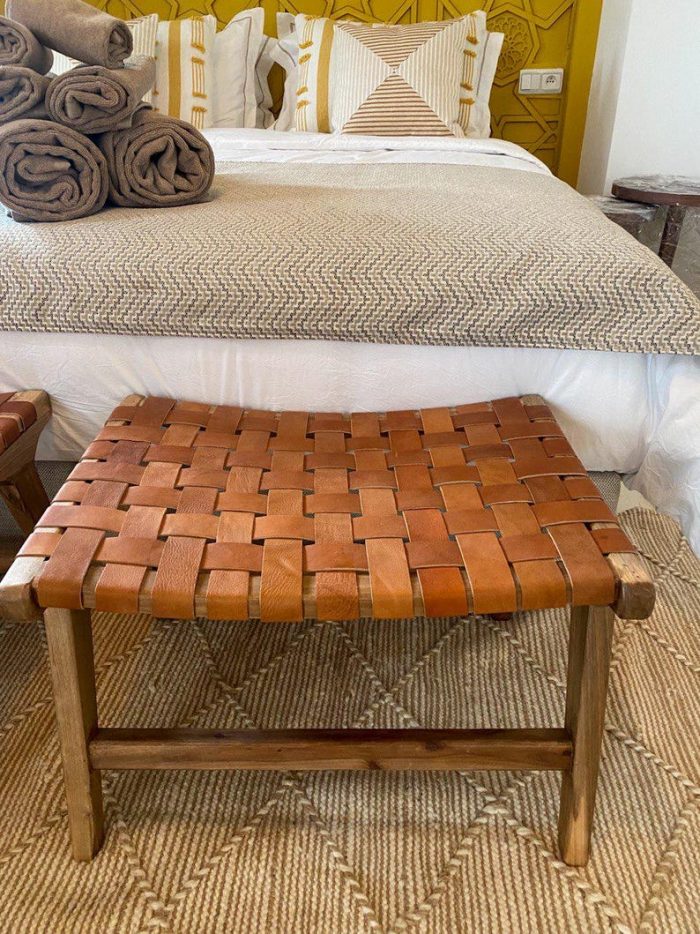 Set aus 2 handgefertigten marokkanischen Walnussholz- & Lederbänken – Bild 4