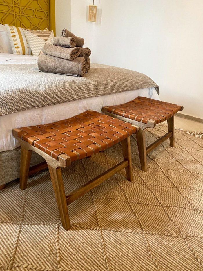 Set aus 2 handgefertigten marokkanischen Walnussholz- & Lederbänken – Bild 2