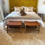 Set aus 2 handgefertigten marokkanischen Walnussholz- & Lederbänken