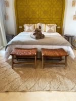 Set aus 2 handgefertigten marokkanischen Walnussholz- & Lederbänken