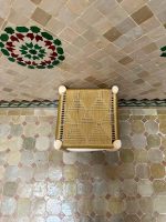 Kleiner handgefertigter marokkanischer Holz-Hocker mit gelbem Seil – Boho-Akzent – Bild 4