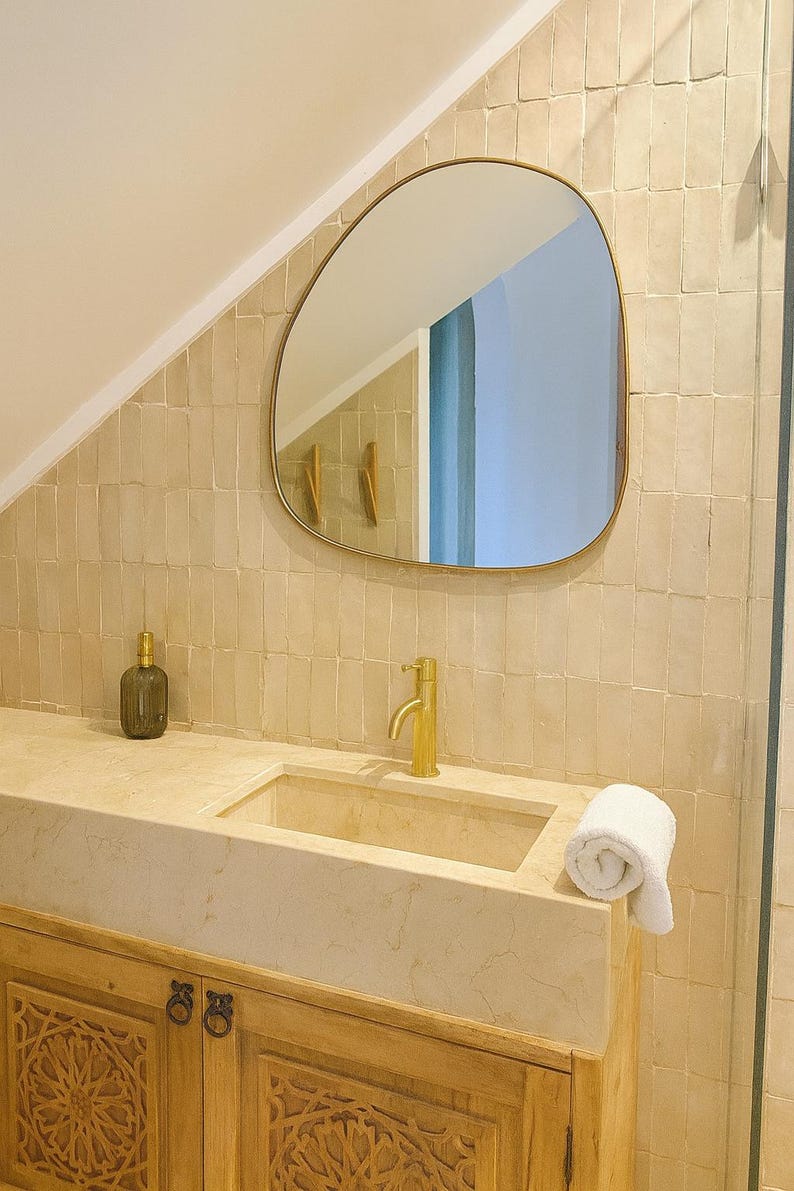 il_794xN.7456176610_op71 Handgefertigter marokkanischer Messing-Wandspiegel – unregelmäßige Form – Bild 1