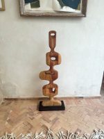 Abstrakter Nussbaum Totem – Handgefertigte Holzskulptur, Wabi-Sabi Deko – Bild 4