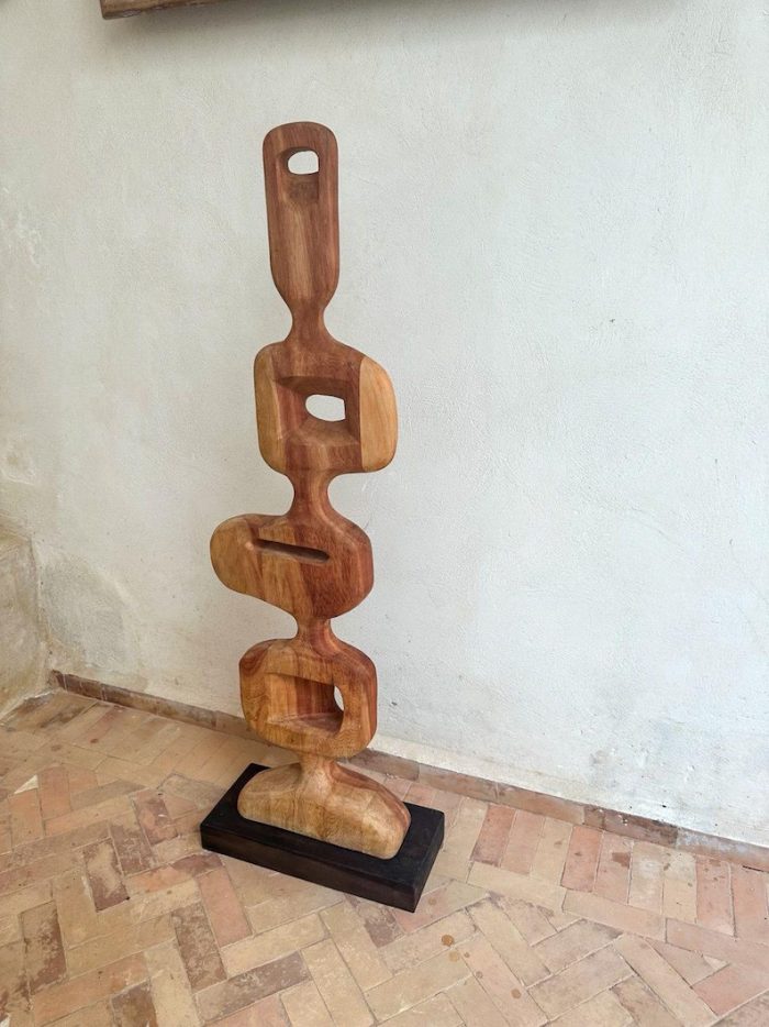 Abstrakter Nussbaum Totem – Handgefertigte Holzskulptur, Wabi-Sabi Deko – Bild 5