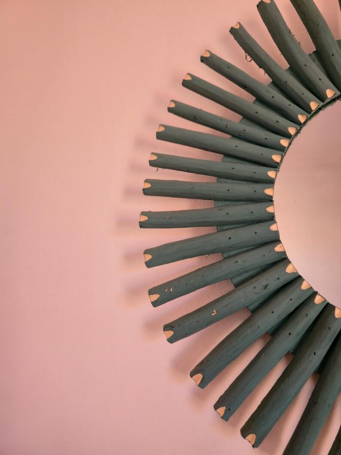 Marokkanischer Holzspiegel – runder handgeflochtener Raffia-Rahmen – Bild 4