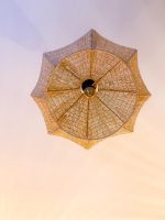 Handgeflochtene Raffia-Pendelleuchte – runde Artisan-Lampe – Bild 3