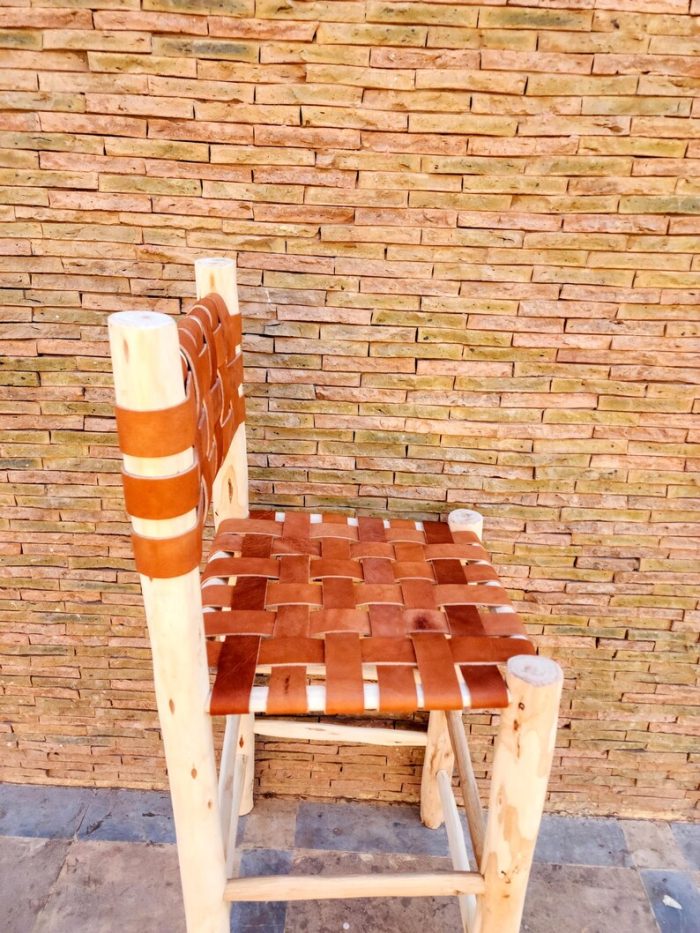 Marokkanischer Barhocker mit Lederlehne – handgefertigter Holz-Hocker – Bild 2