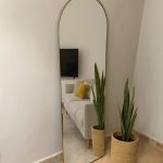 Marokkanischer handgefertigter Wandspiegel aus Messing – Türform