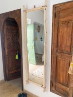 Handgefertigter rechteckiger Holzspiegel mit Lederband – Bild 4