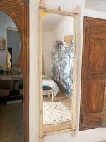 Handgefertigter rechteckiger Holzspiegel mit Lederband – Bild 5