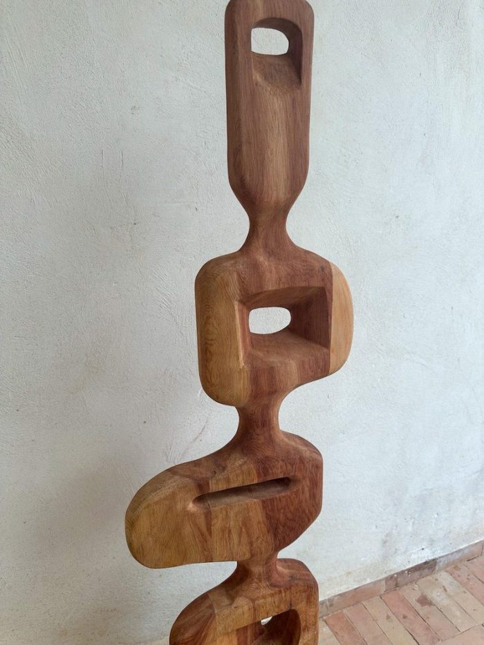 Abstrakter Nussbaum Totem – Handgefertigte Holzskulptur, Wabi-Sabi Deko – Bild 6