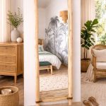 Handgefertigter rechteckiger Holzspiegel mit Lederband