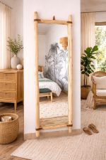 Handgefertigter rechteckiger Holzspiegel mit Lederband