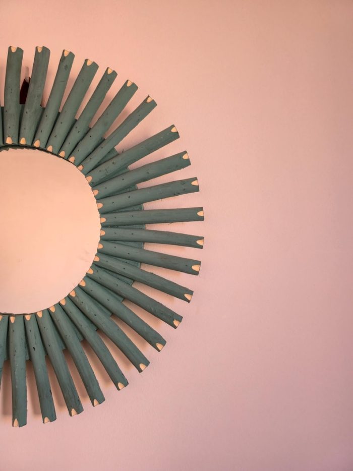 Marokkanischer Holzspiegel – runder handgeflochtener Raffia-Rahmen – Bild 3