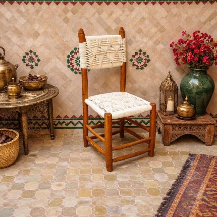 Marokkanischer Boho-Holzstuhl mit weißem Seil – handgefertigt