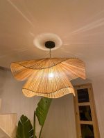 Handgefertigte Raffia-Deckenlampe – wellenförmige Pendelleuchte