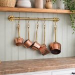 Messing Wandstange mit Haken – Küchenleiste für Töpfe, Becher & Utensilien