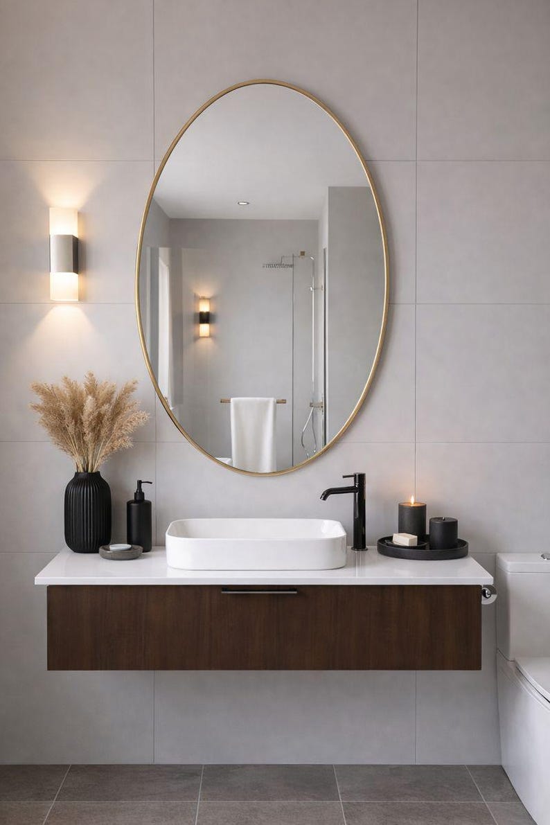 il_794xN.7566831075_9jnr Ovaler handgefertigter Wandspiegel aus Messing – Antik-Finish – Bild 1