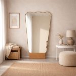 Antiker Messing-Wandspiegel mit geschwungener Form – handgefertigtes Design