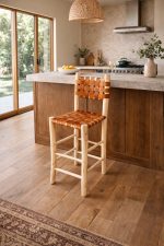 Marokkanischer Barhocker mit Lederlehne – handgefertigter Holz-Hocker