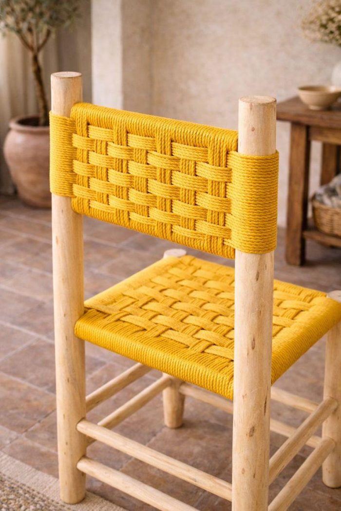 Marokkanischer Holzstuhl mit gelber Seilbespannung – handgefertigt – Bild 2