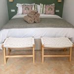 Set aus 2 handgefertigten marokkanischen Walnussholz-Bänken mit weißem Seil