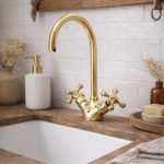 Polierter Gold-Waschtischhahn – Klassische Kreuzgriffe, Farmhouse-Stil